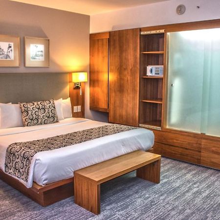 Casa Inn Premium Hotel 케레타로 외부 사진 A room at the hotel