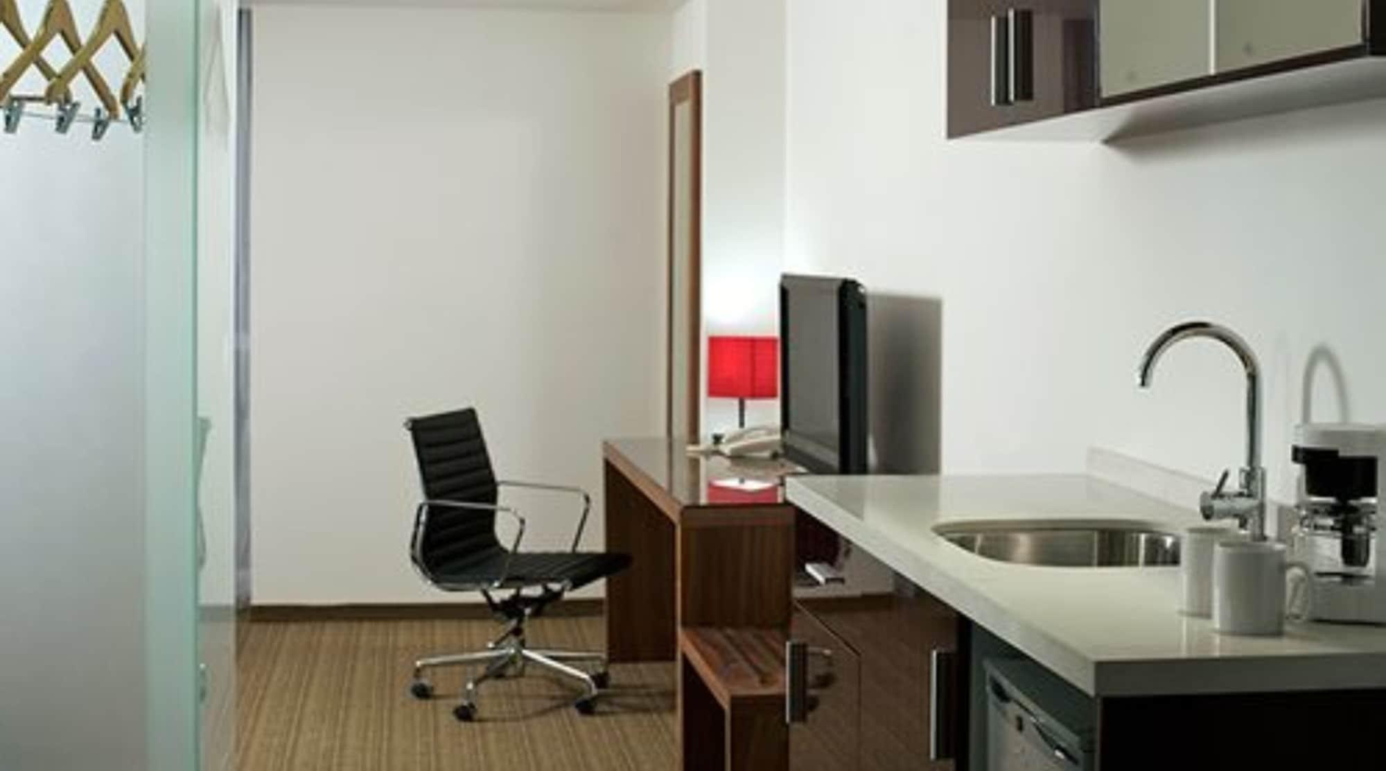Casa Inn Premium Hotel 케레타로 외부 사진 A typical studio apartment
