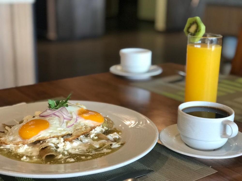 Casa Inn Premium Hotel 케레타로 외부 사진 Huevos rancheros