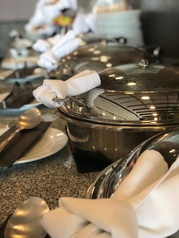 Casa Inn Premium Hotel 케레타로 외부 사진 A chafing dish
