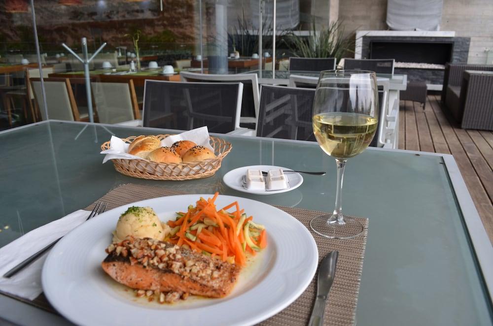 Casa Inn Premium Hotel 케레타로 외부 사진 A meal at the restaurant