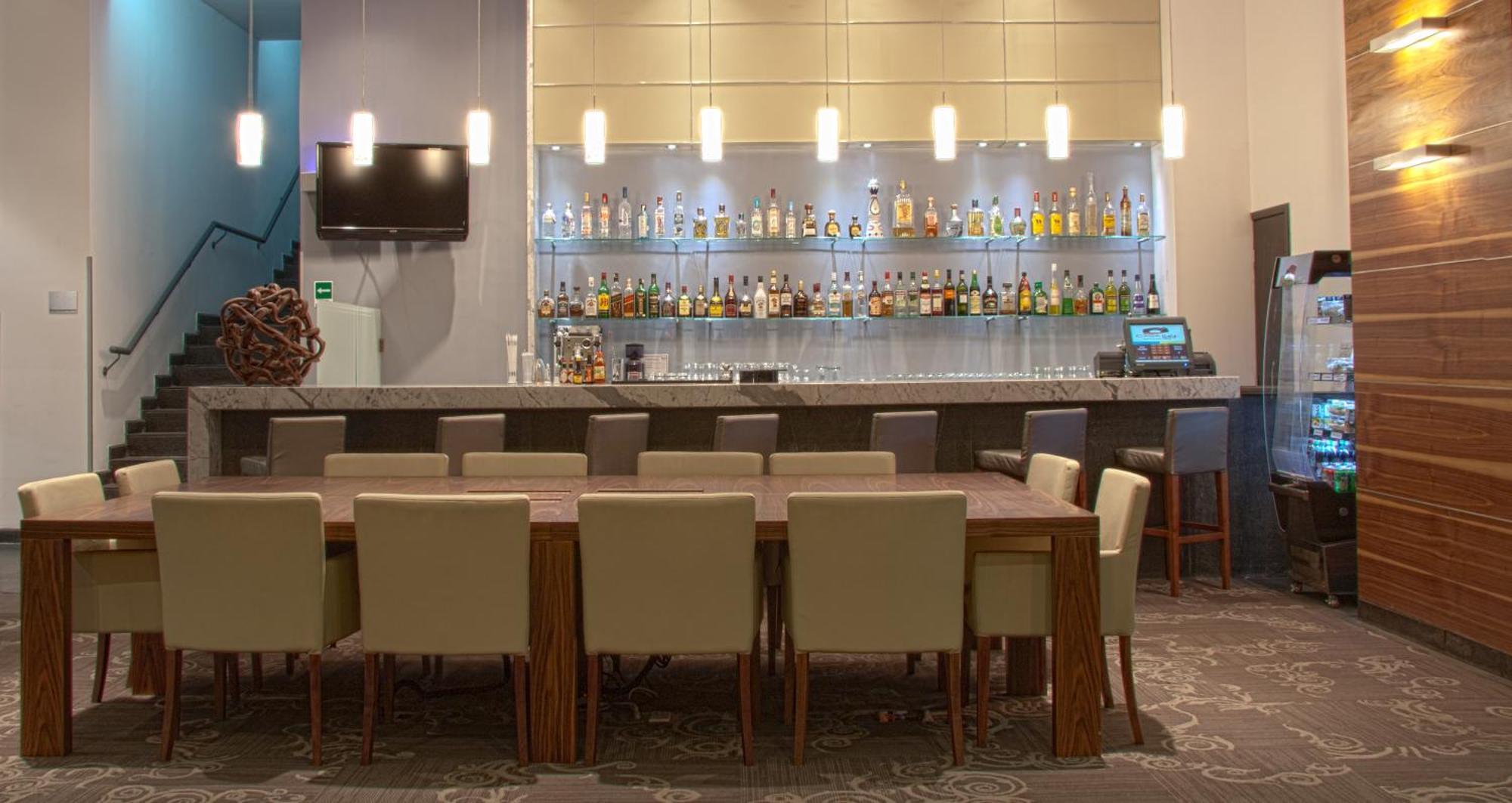 Casa Inn Premium Hotel 케레타로 외부 사진 The bar at the lounge