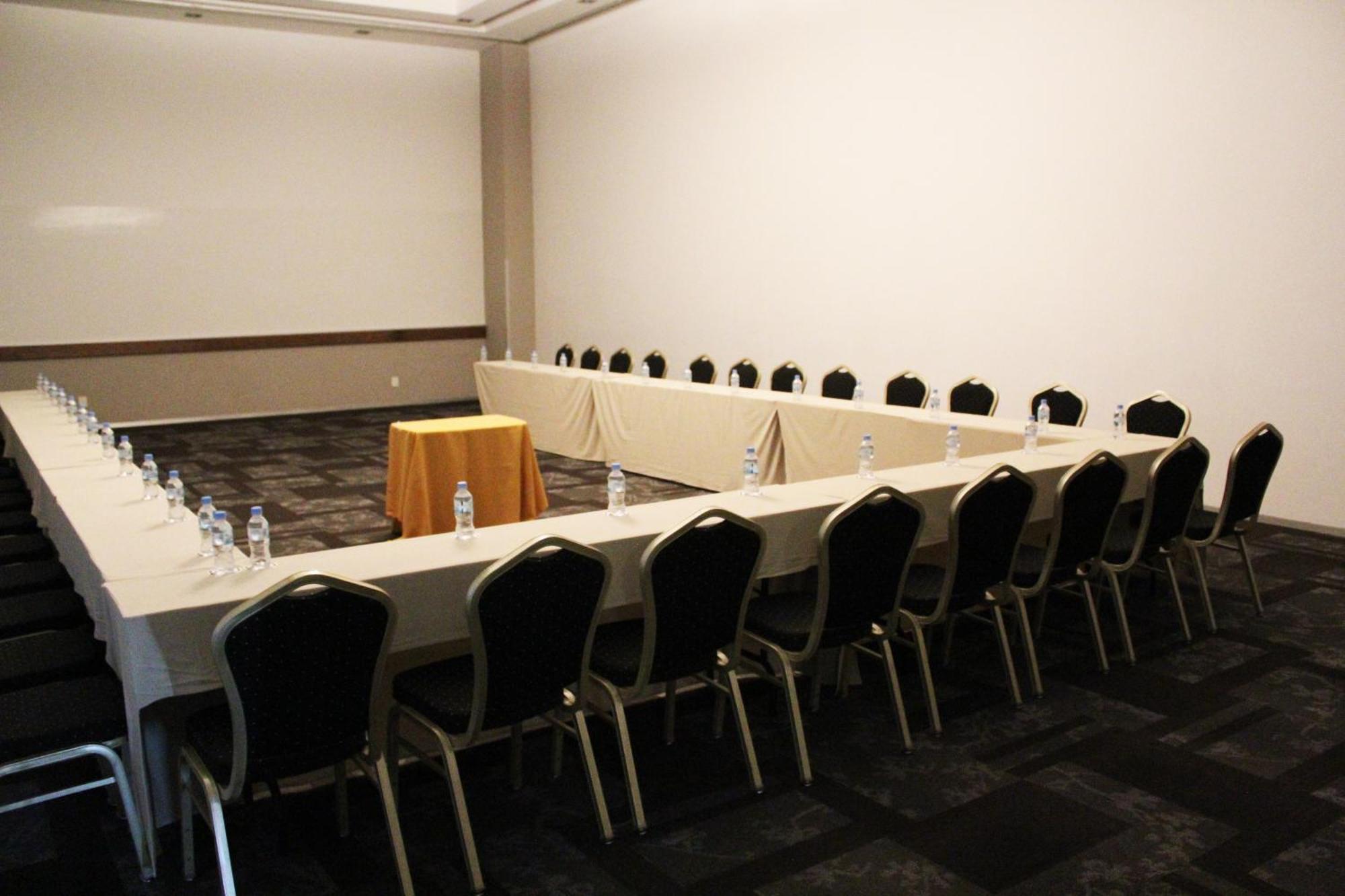 Casa Inn Premium Hotel 케레타로 외부 사진 U-shaped table