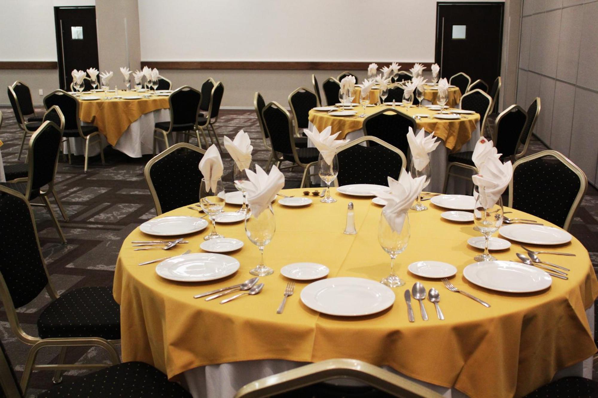 Casa Inn Premium Hotel 케레타로 외부 사진 A table set for a formal dinner