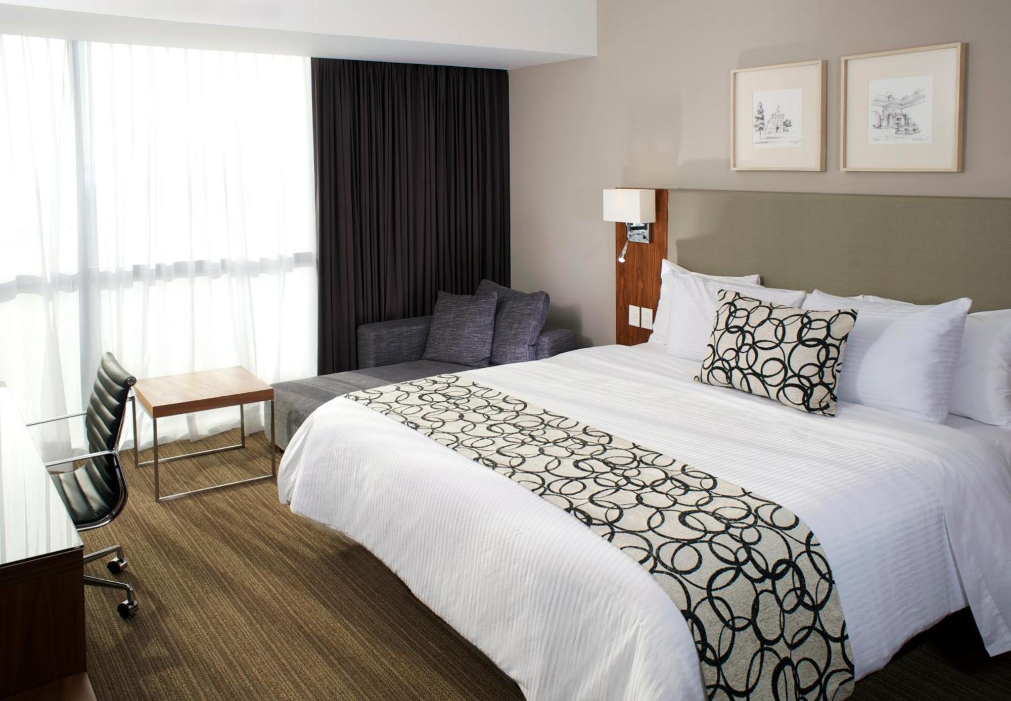 Casa Inn Premium Hotel 케레타로 외부 사진 A bed runner