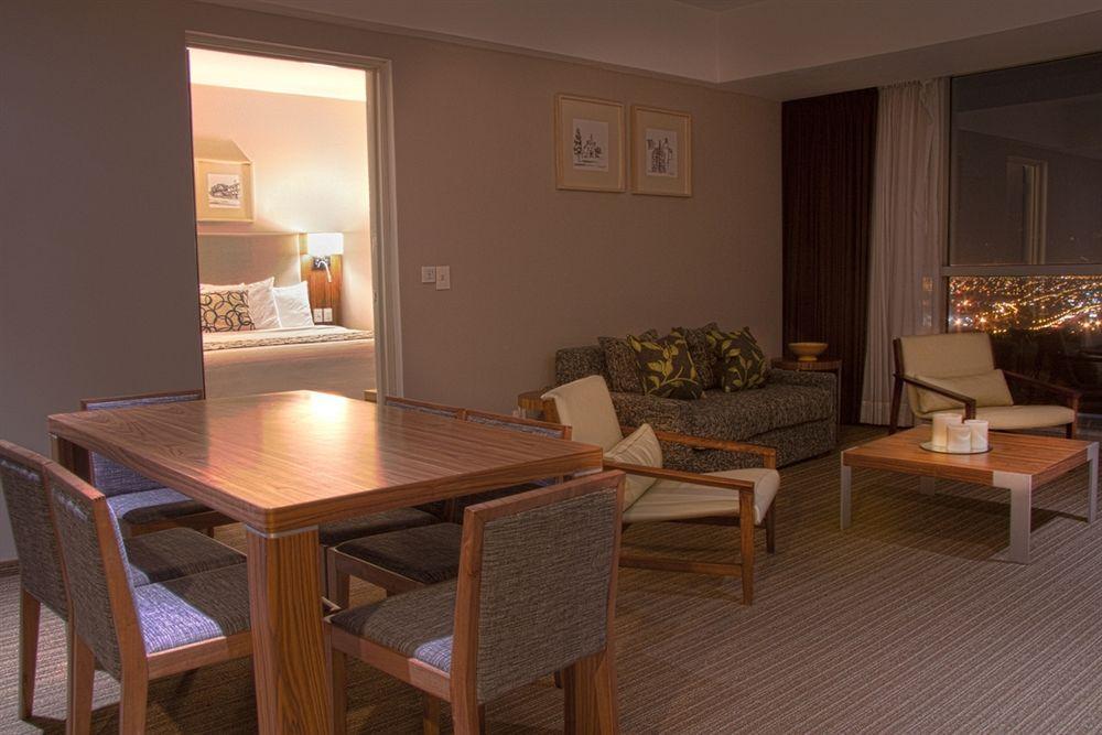 Casa Inn Premium Hotel 케레타로 외부 사진 A suite at the Hilton London Heathrow