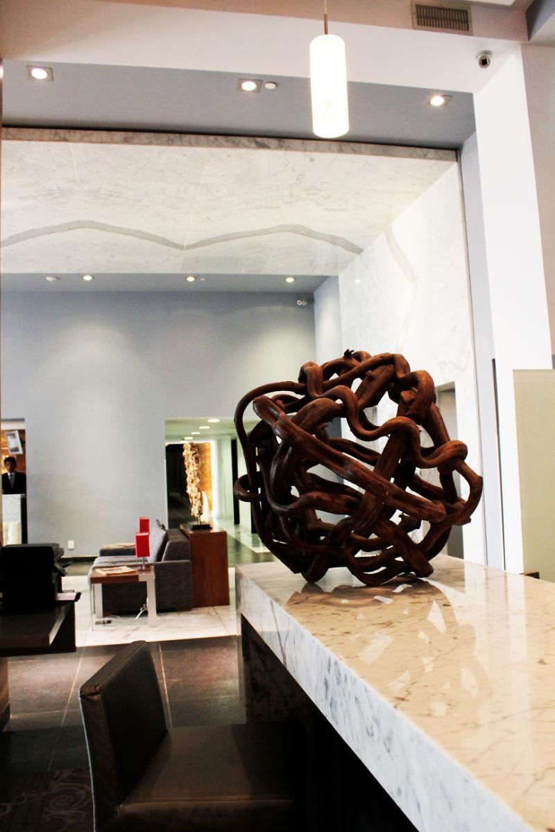 Casa Inn Premium Hotel 케레타로 외부 사진 The sculpture "The World" by the artist at the entrance of the hotel