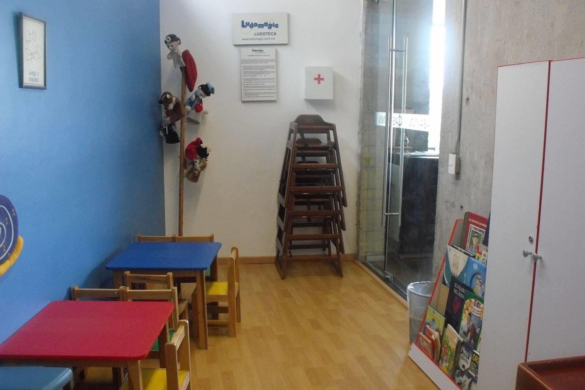 Casa Inn Premium Hotel 케레타로 외부 사진 The waiting room of a doctor's office in Italy